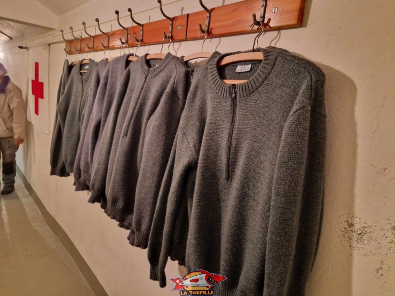Les pulls gris en laine de l'armée suisse.