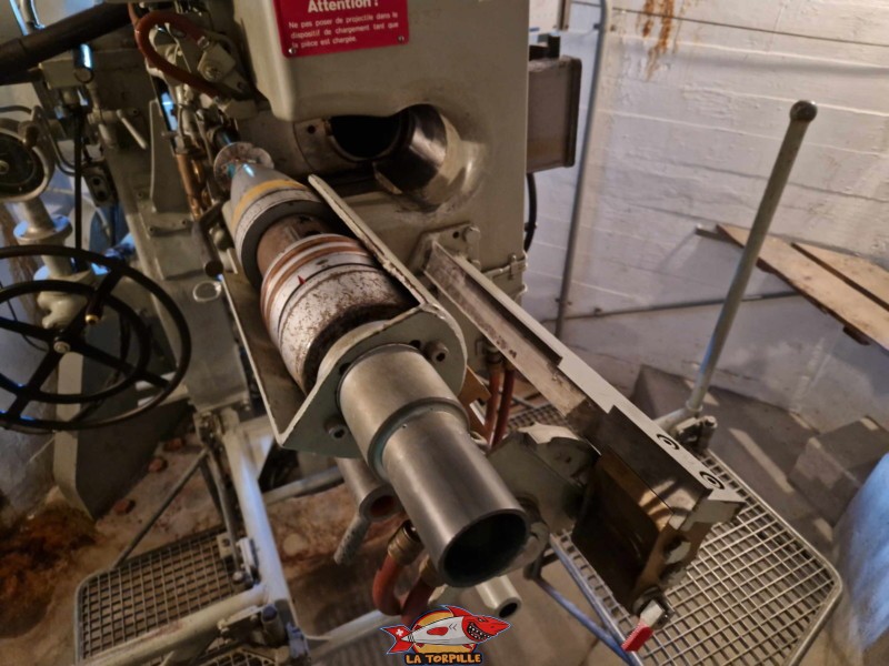 Le mécanisme qui permet l'introduction de l'obus dans le canon.