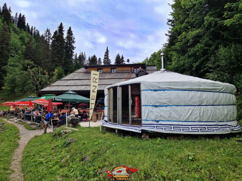 Le restaurant du lac des Chavonnes avec sa terrasse. Yourte. La Forclaz, ormont-dessous