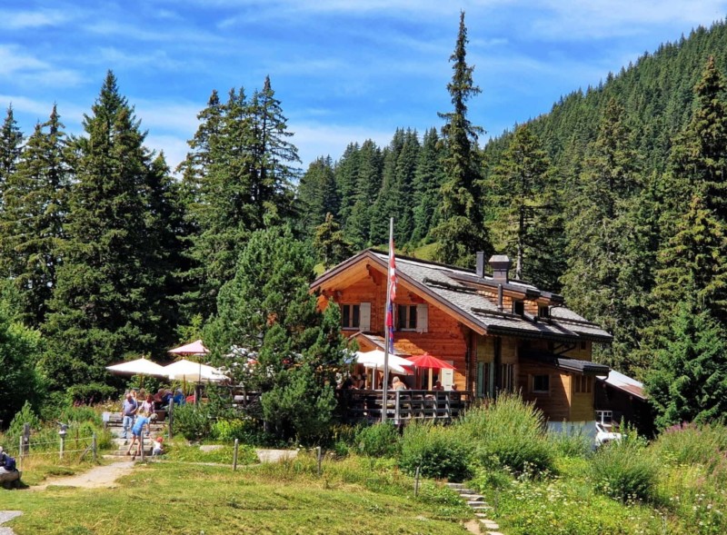 Un restaurant avec terrasse se trouve au bord du lac Retaud.