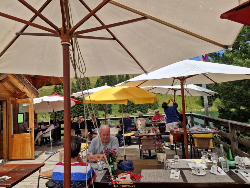 Un restaurant avec terrasse se trouve au bord du lac Retaud.