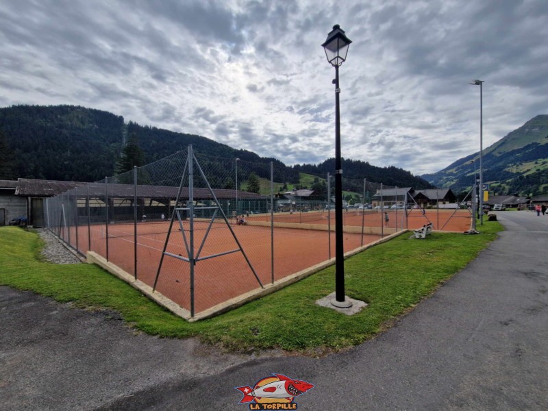 Les terrains de tennis en extérieur avec le massif des Diablerets.