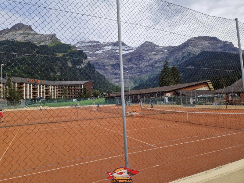 Les terrains de tennis en extérieur avec le massif des Diablerets.