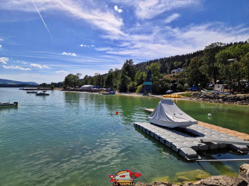 WaiWake se trouve au Rocheray, sur le bord sud-ouest du lac de Joux, dans le Jura vaudois