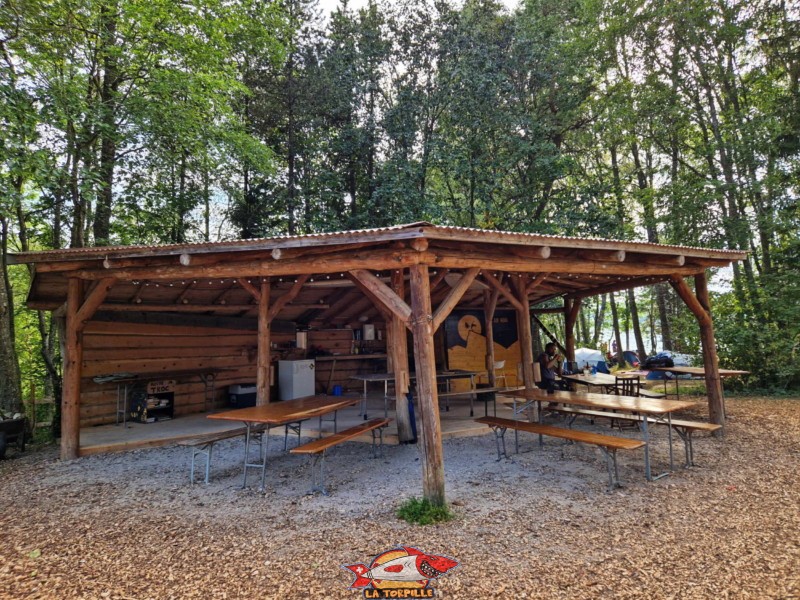 La zone de la réception du camping à la ferme et de celle d'Altitude 1004.