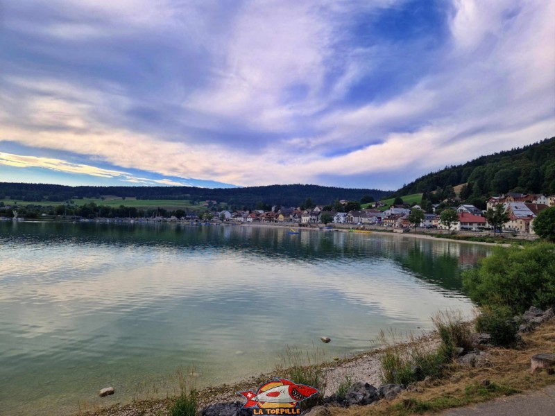 Le pont depuis le côté est du lac de Joux.