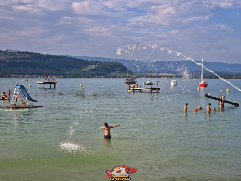Jeux aquatiques, plage et piscine extérieure de Morat, Murten