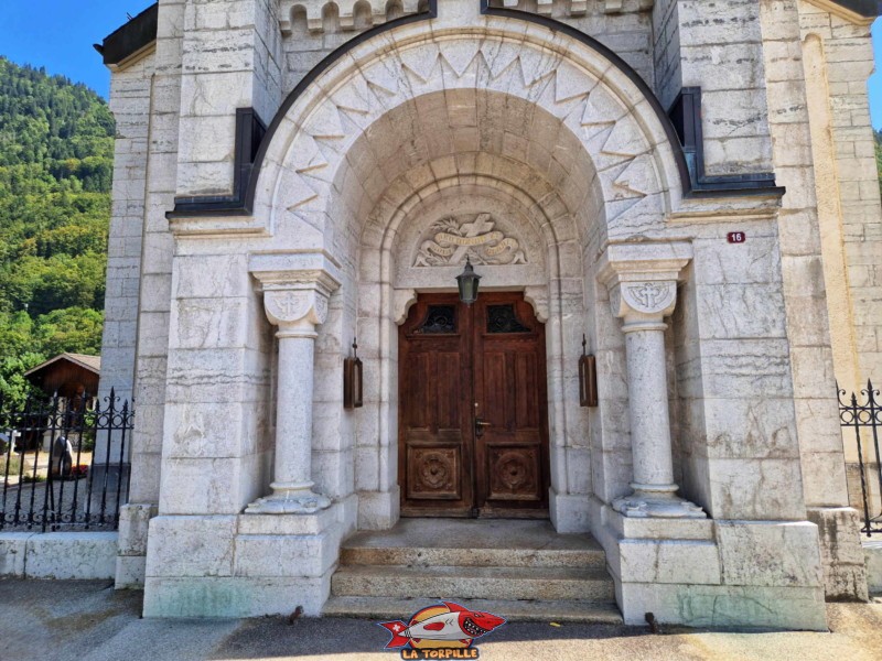 Église de Montbovon, Entrée