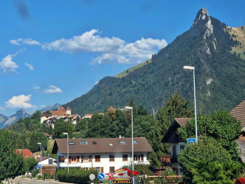 Sur la route de retour en descendant depuis Moléson-Village, on peut observer le magnifique château de Gruyères sous la Dent de Broc.