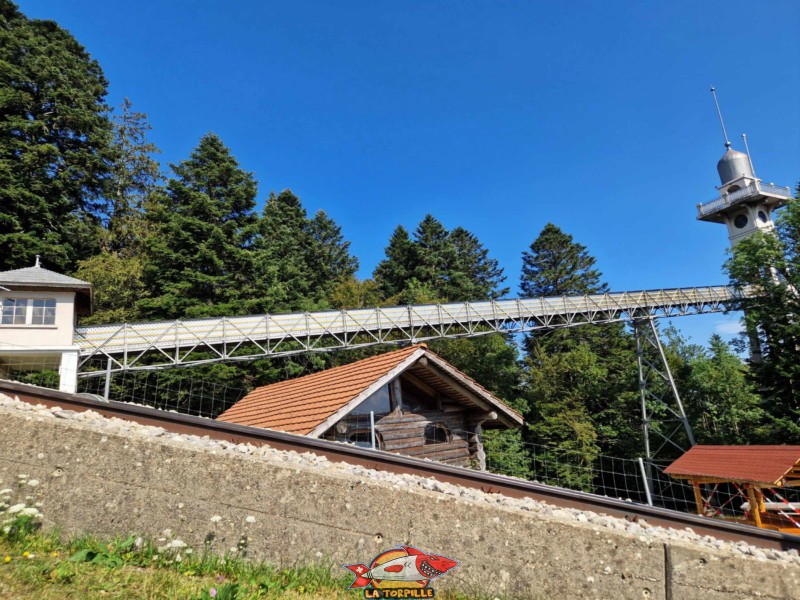 La rampe d'accès à la tour de Chaumont