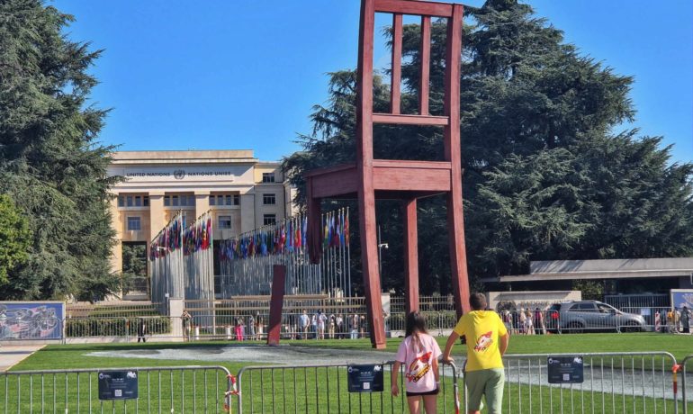 🗽 Broken Chair – Genève