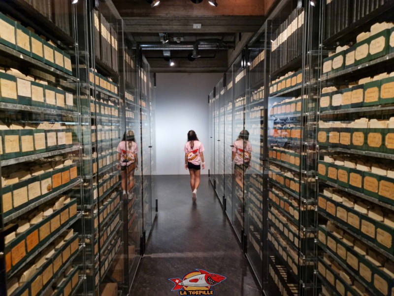 Un couloir du musée avec des archives.