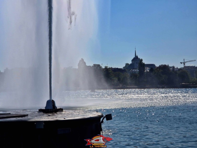 Une photo à contre jour depuis la buse du jet d'eau de Genève.