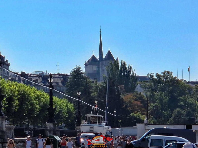 La vue rapprochée sur la cathédrale St-Pierre de Genève.