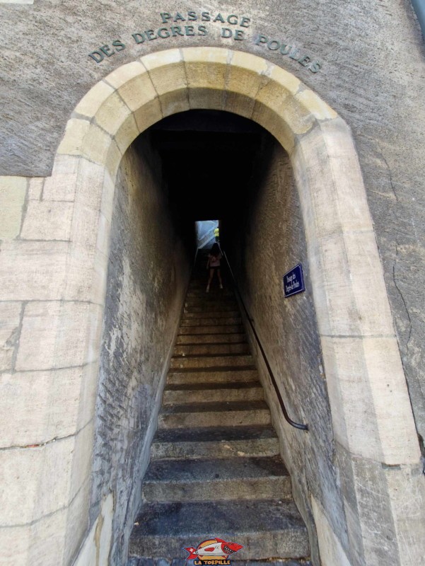Le tunnel aux 67 marches d'escalier qui permet de monter depuis le nord de la vieille ville sur le parvi de la cathédrale. il possède le nom très sympathique de "Passage des degrés-de-Poules" probablement en raison de ses marches raides comparables à celles que l'on peut trouver dans un poulailler