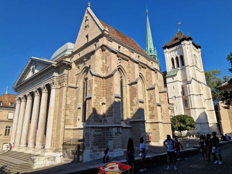La cathédrale de Genève. De gauche à droite, le portail d'entrée, la chapelle des Macchabées, la flèche et la tour sud. Tout à gauche, le musée de la Réforme.