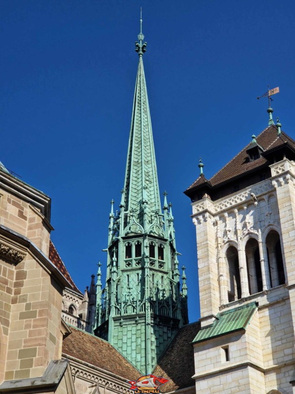 La flèche et la tour sud de la cathédrale depuis le côté sud. Cathédrale St-Pierre, Genève