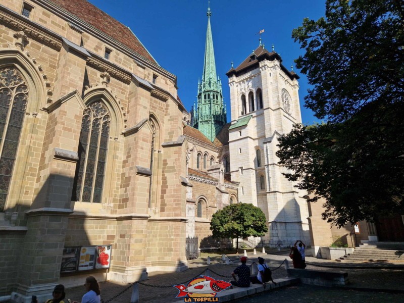 La chapelle des Macchabées sur la gauche, la flèche au milieu, et, sur la droite, la tour sud. Cathédrale St-Pierre, Genève