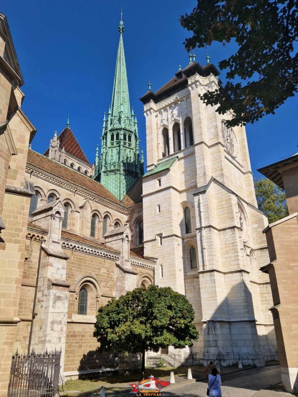 La flèche en cuivre entourée, sur la gauche, de la tour nord, et, sur la droite, la tour sud. Cathédrale St-Pierre, Genève