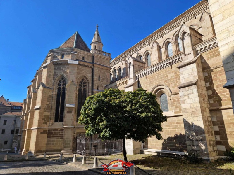 La chapelle des Macchabées sur la gauche et le corps de la cathédrale sur la droite. Cathédrale St-Pierre, Genève