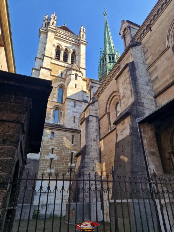La vue sur la tour nord et la pointe, depuis la rue du Cloître. Cathédrale St-Pierre, Genève
