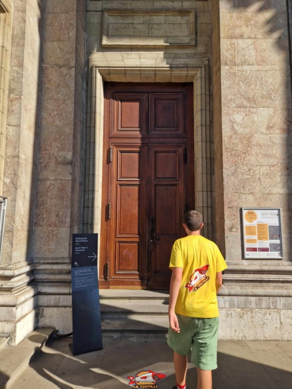 La porte d'entrée de la cathédrale de St-Pierre. Cathédrale St-Pierre, Genève