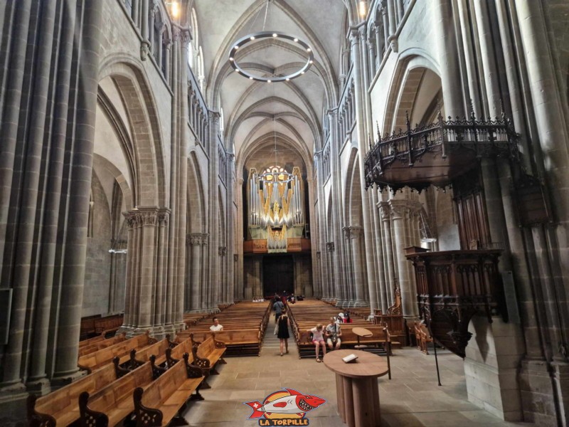 La nef en direction de l'entrée. Sur la droite, la Chaire. cathédrale st-pierre de genève