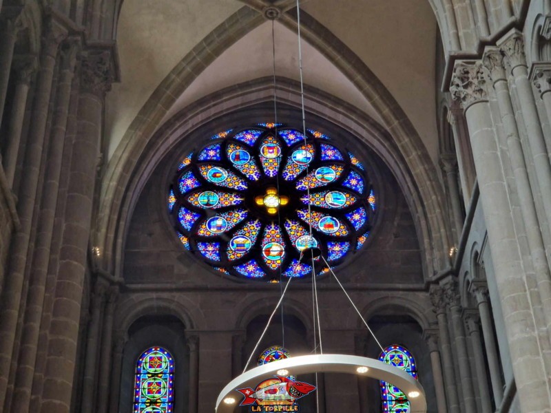 Des jolis vitraux au niveau du transept.