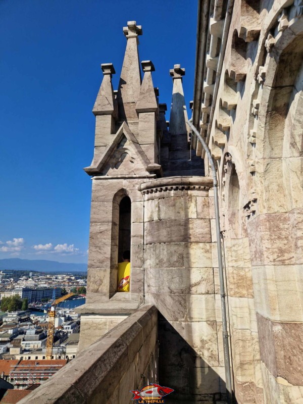Le niveau supérieur de la tour nord permet d'en faire le tour complet et ainsi profiter d'une vue à 360 degrés.