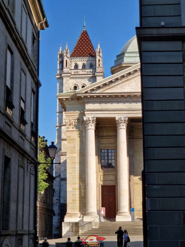 La vue sur la tour nord et le portail d'entrée depuis la rue Barblan. Cathédrale St-Pierre, Genève.