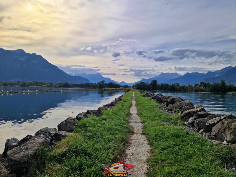 La vue direction sud-est depuis l'étrêmité de la digue du Grand Canal.