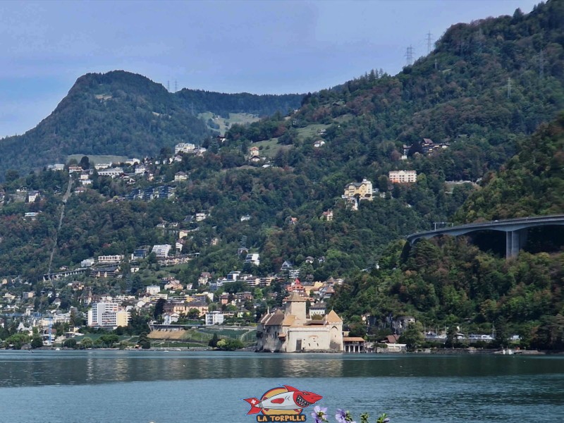 La vue sur le château de Chillon avec le viaduc autoroutier.. Vue château chillon. Plage du parc les marines, Villeneuve, lac Léman.