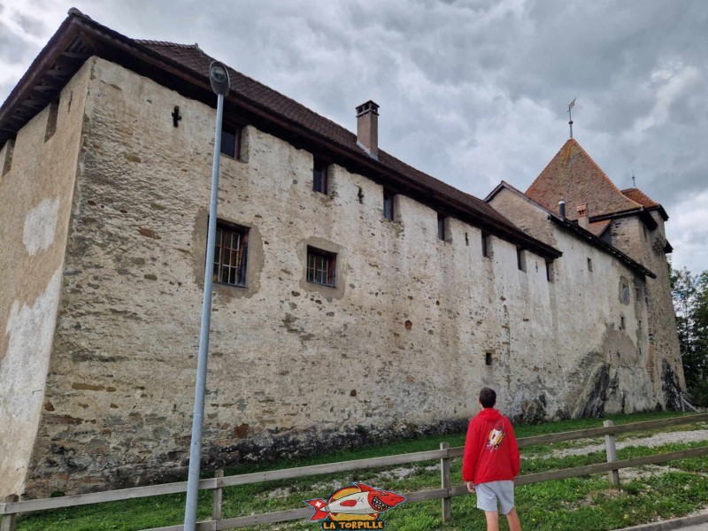 Le mur nord-est du château de Vaulruz. C'est de ce côté que se trouve le donjon.