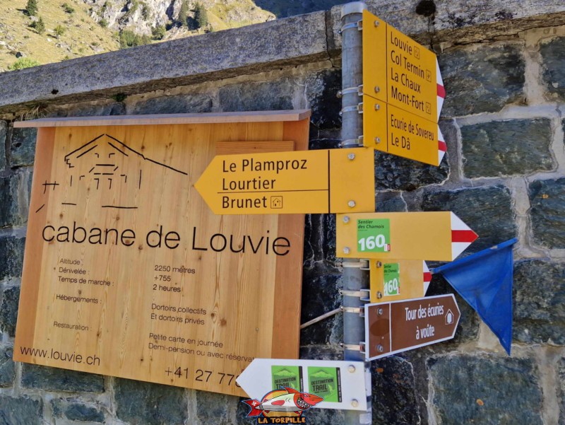 Un panneau indicateur avec des informations sur la cabane de Louvie.