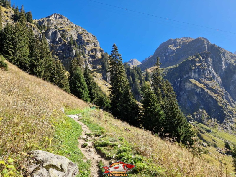 La montée avec la Tête du Sarshlau (2639 m) sur la droite.