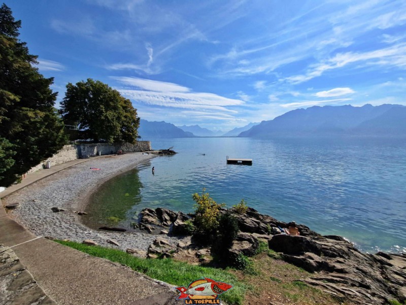 La plage de la Grotte avec les Alpes françaises et valaisannes en arrière-plan.