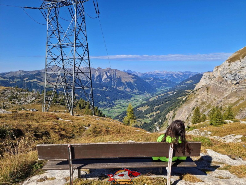 La très belle vue depuis la station supérieure de la télécabine sur la partie supérieur de la vallée de la Sarine dans l'Oberland bernois.