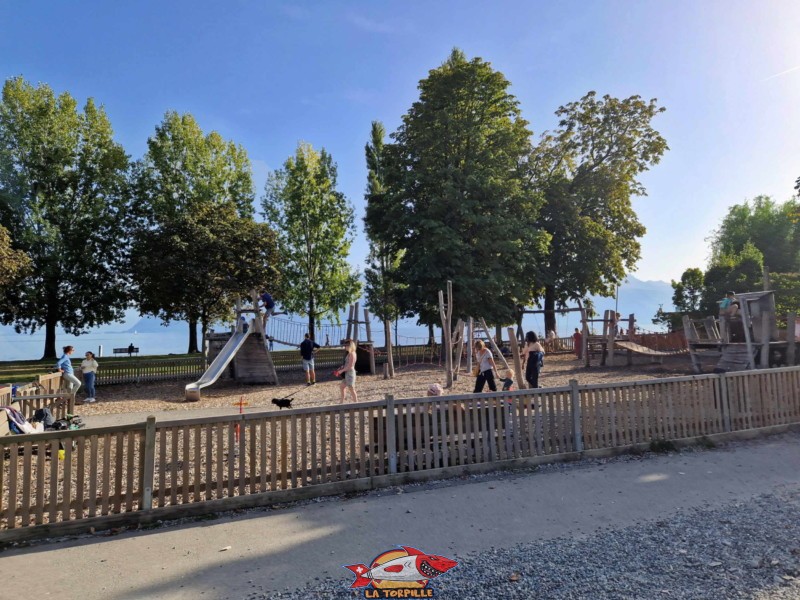 La place de jeux se trouve à quelques mètres de la plage, à l'ouest du parc du bord du lac.