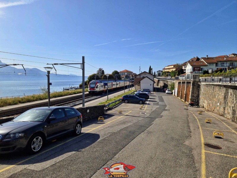 Les places de parking le long de la route sur la gare CFF de Rivaz.
