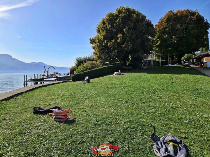 La petite pelouse de la plage de Rivaz.