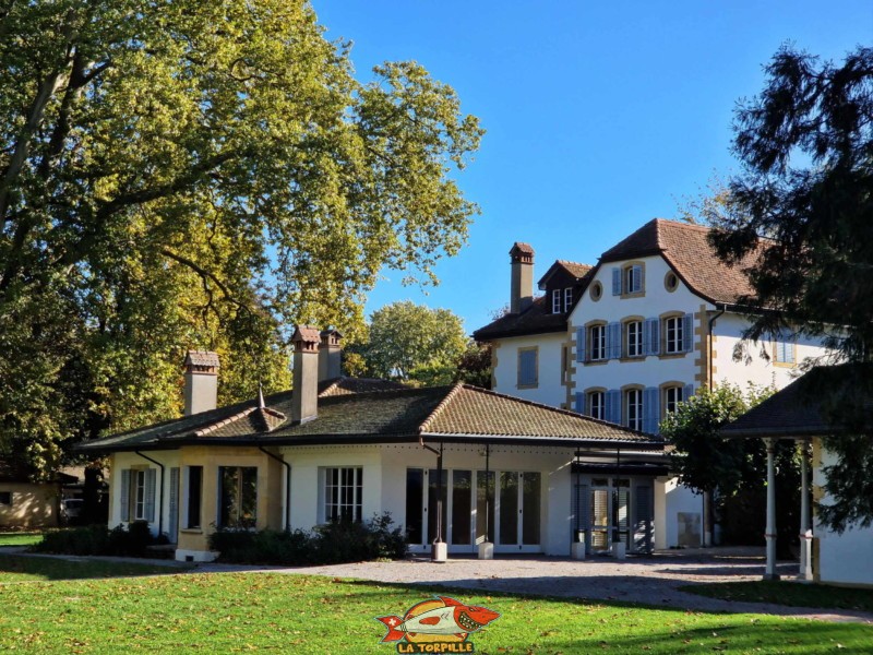 La maison de maître de la Campagne ou parc Chatoney. Construite par la famille Chatoney aux XVIIIᵉ et XIXᵉ siècles, cette demeure bourgeoise a été rachetée par la commune de Meyriez en 1977.