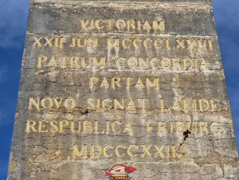 L'inscription latine en bas de l'obélisque.