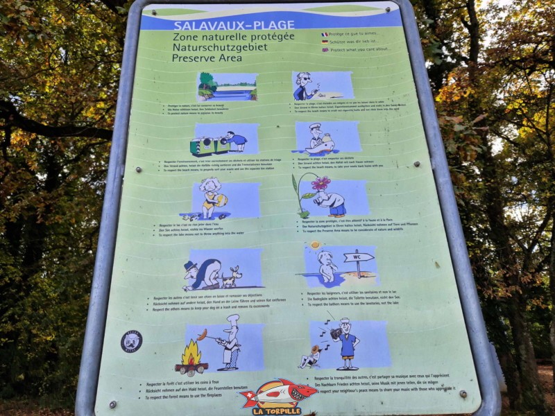 Un panneau indicateur sur les règles de la plage de Salavaux.