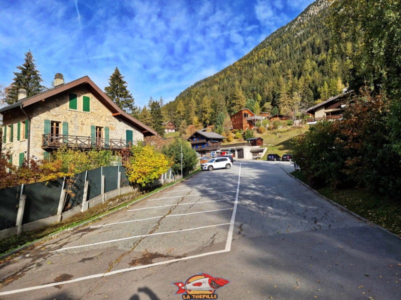 Les places de parking proche du village. Bisse du Petit Ruisseau, Champex, Orsières, Valais.