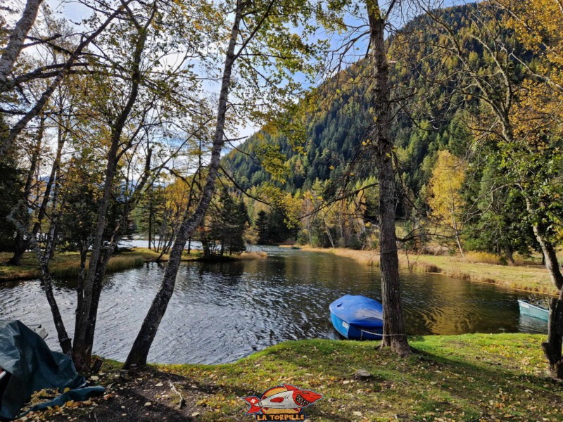 La vue sur le lac de Champex. Bisse du Petit Ruisseau, Champex, Orsières, Valais.
