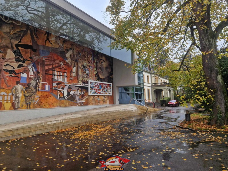 L'annexe sur la gauche, la structure métallique au milieu, et, en arrière-plan, la villa de Pury.