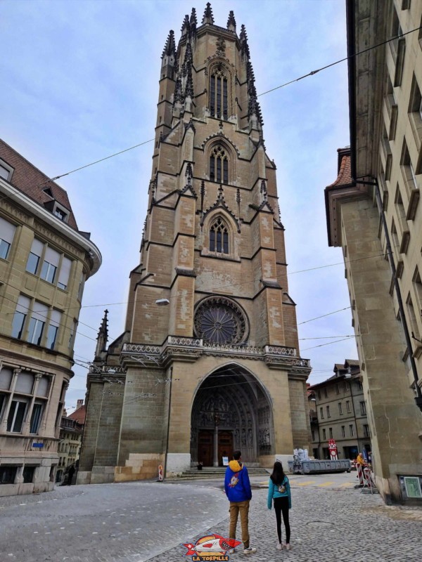 La tour-clocher de la cathédrale de Fribourg depuis le parvis. Cathédrale St-Nicolas de Myre, Fribourg.