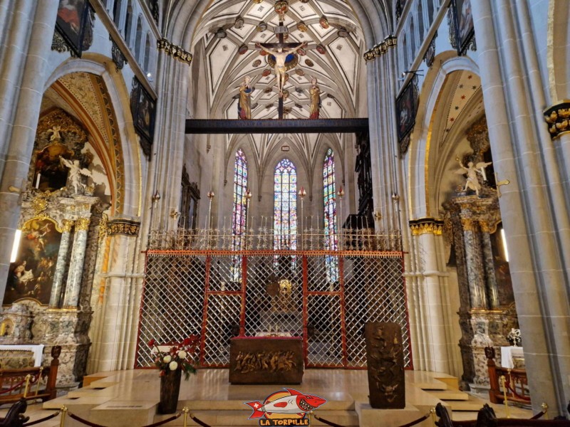 Le choeur fermé par un imposant grillage. Cathédrale St-Nicolas de Myre, Fribourg.