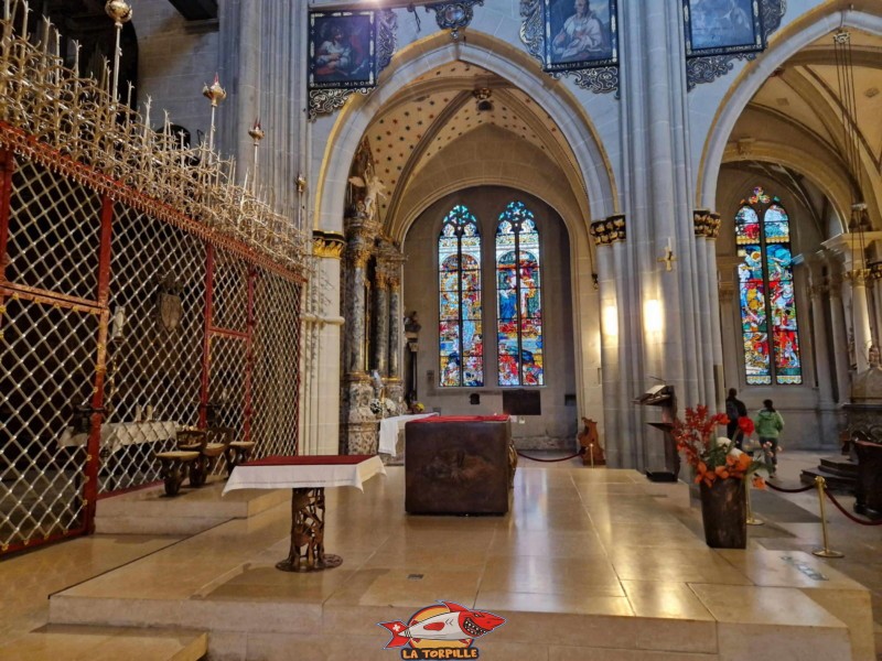 Le transept, et, à gauche, le chœur de la cathédrale. Cathédrale St-Nicolas de Myre, Fribourg.