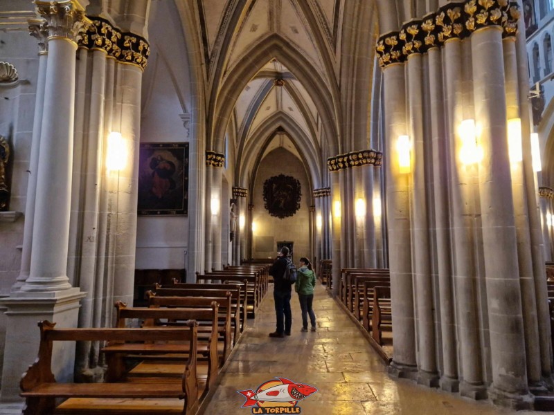 L'allée au niveau du bas-côté sud. Cathédrale St-Nicolas de Myre, Fribourg.